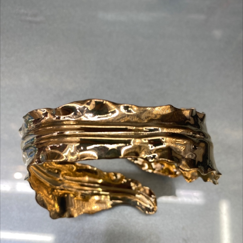 The leaf bracelet is exquisitely handcrafted, a high-end and fashionable ladies' bracelet Item Picture