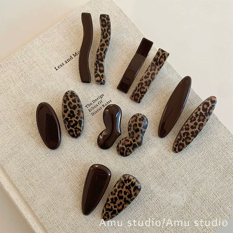 A pair of retro leopard print hair clips, side clips for women, 2025 new high-end bangs clips, half-tied hair clips, one-line hair accessories