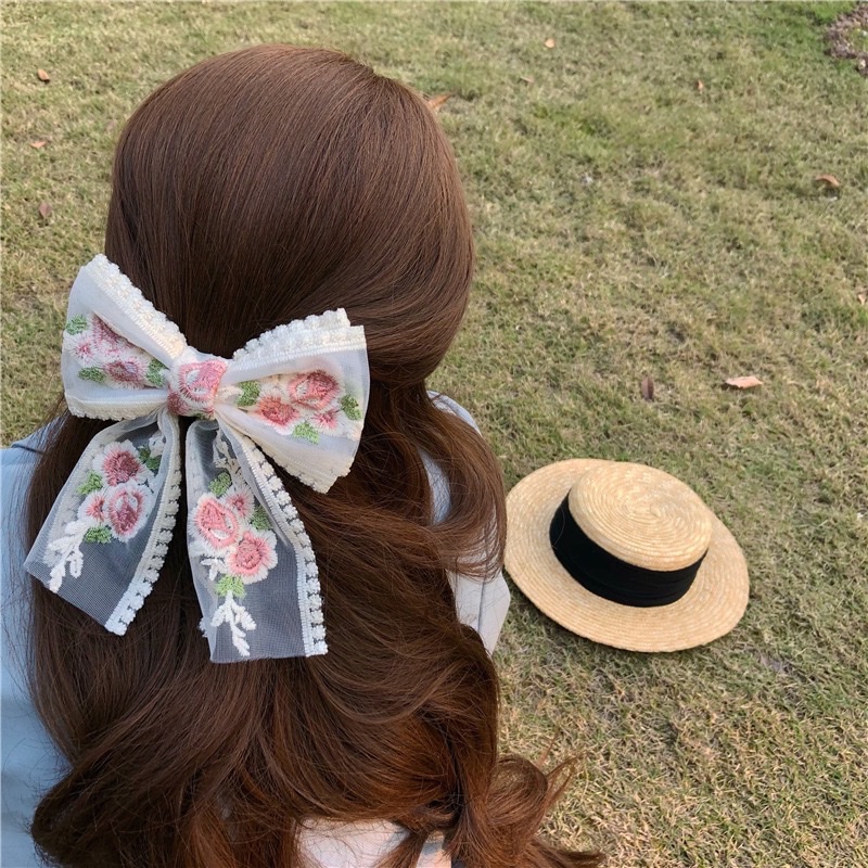 Super fairy-like French embroidered ribbon bow hair clip, forest-style girl lace flower spring clip hair accessory for the back of the head Application Scenario