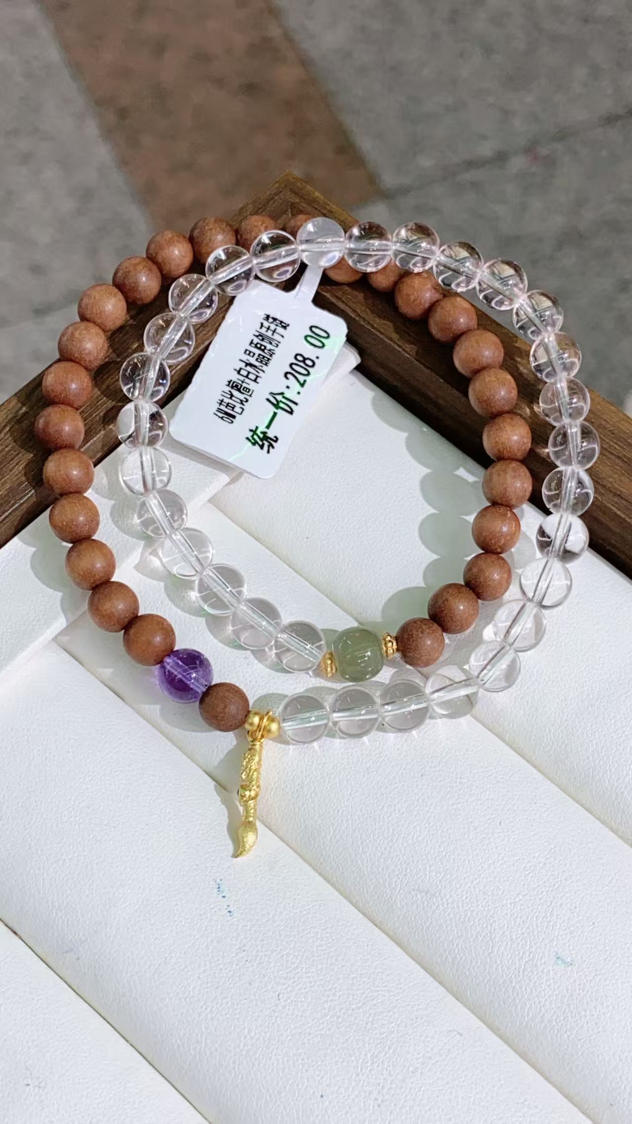 白水晶+芭比檀｜可盐可咸，被问爆的宝藏手串
白水晶，外观清澈、透明，给人宁静的感觉，