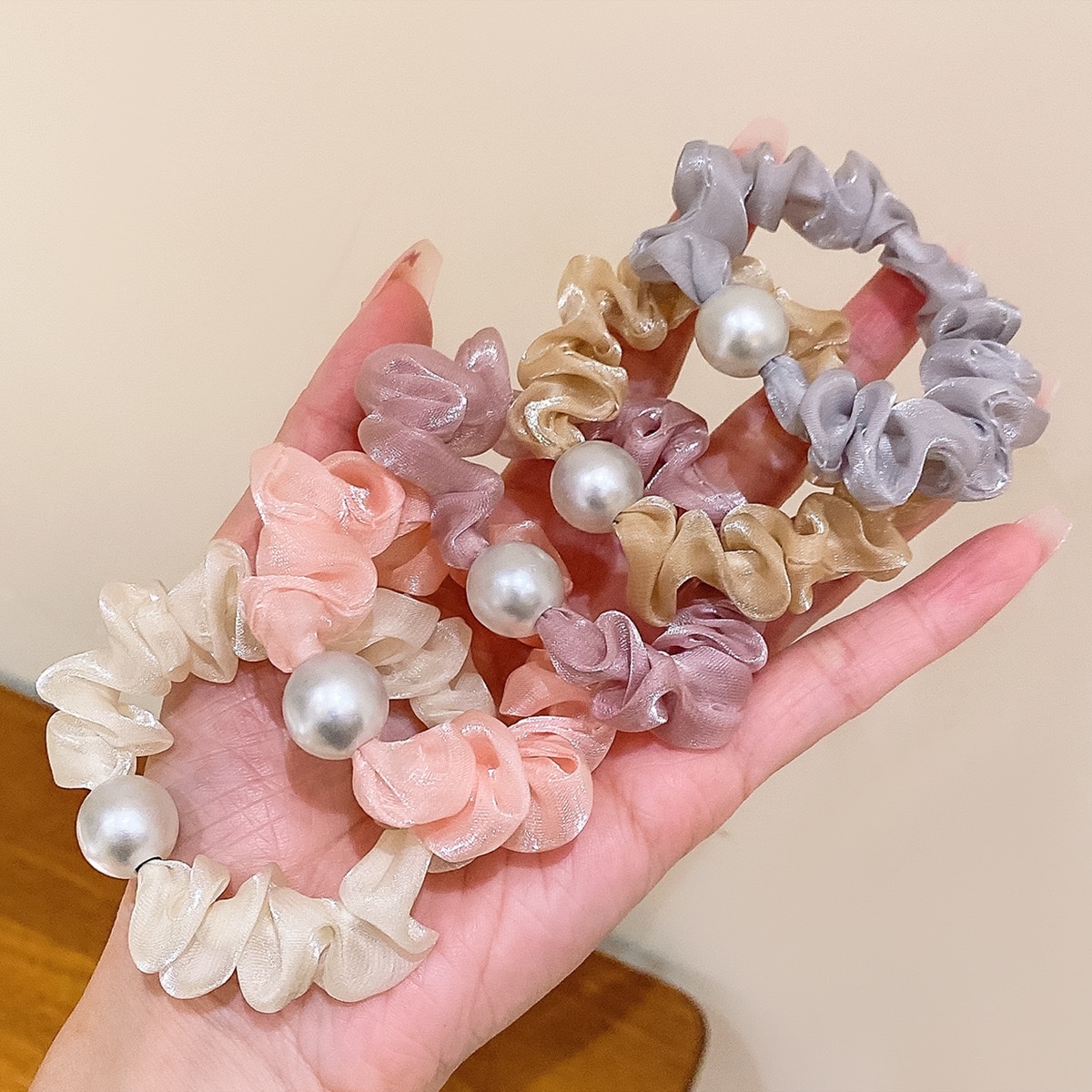 Korean-style super fairy organza imitation pearl hair bands, hair ties, high-end hair accessories, bun hair ties, and leather bands Application Scenario