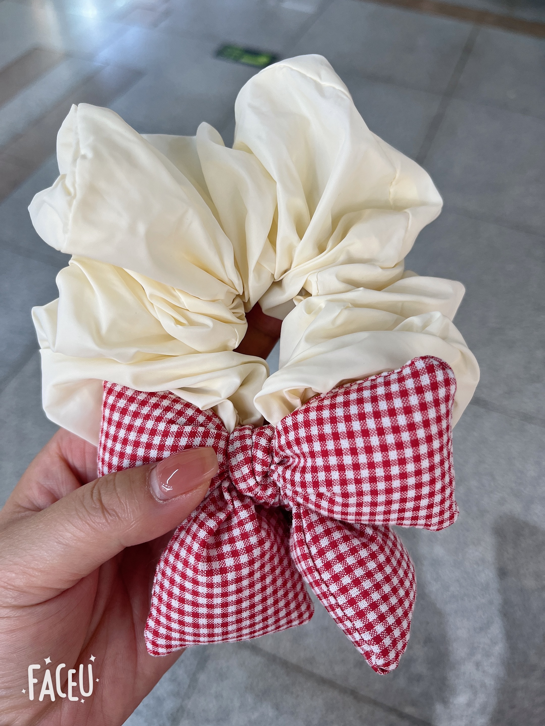 Korean-style fashionable, simple and trendy checked bow tie large intestine hair band, available in multiple colors Application Scenario