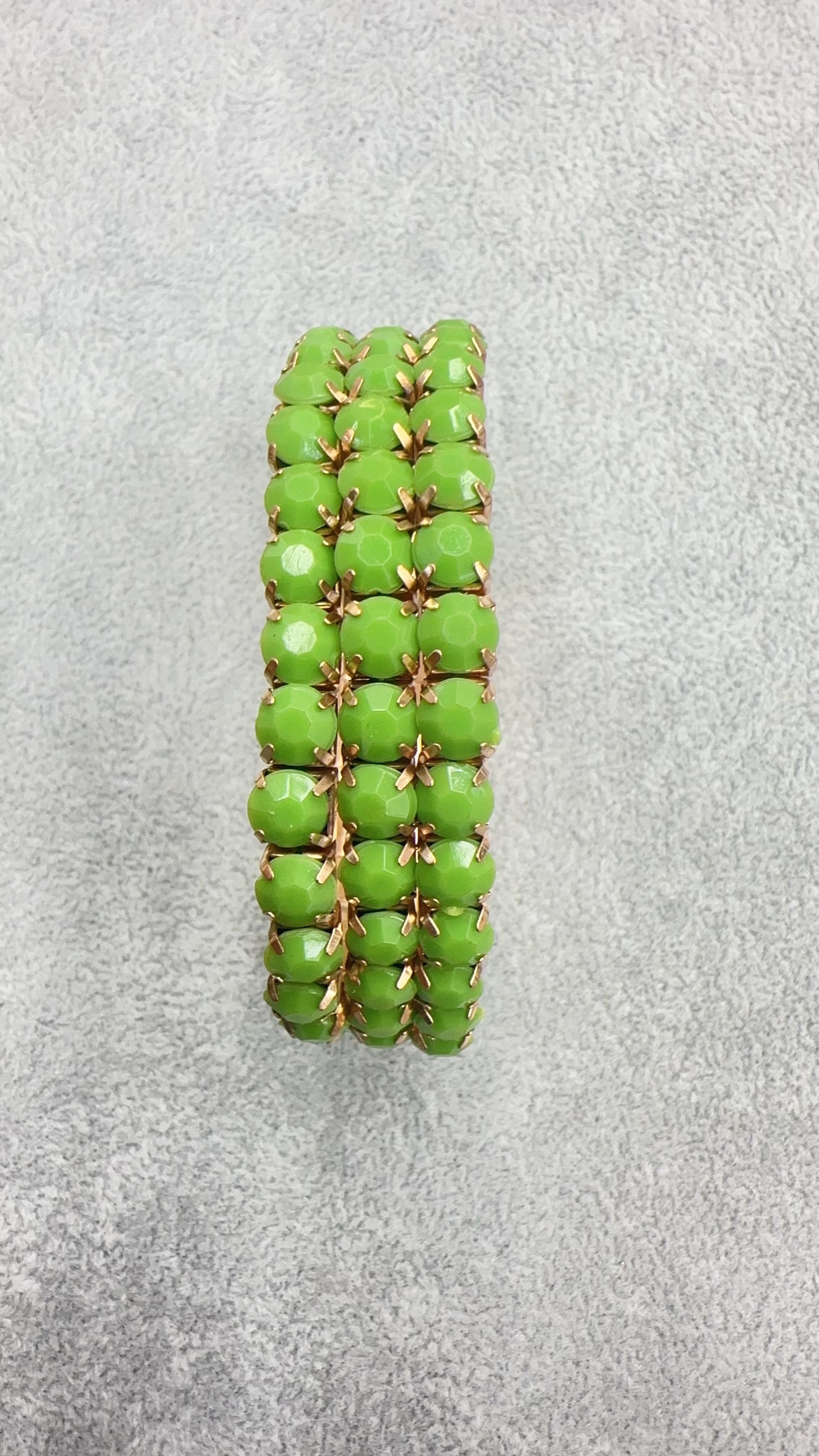 Trendy manufacturer direct sales multi-layer fresh and delicate bracelet for women, exaggerated 3-row elastic multi-strand acrylic color bracelet details Picture