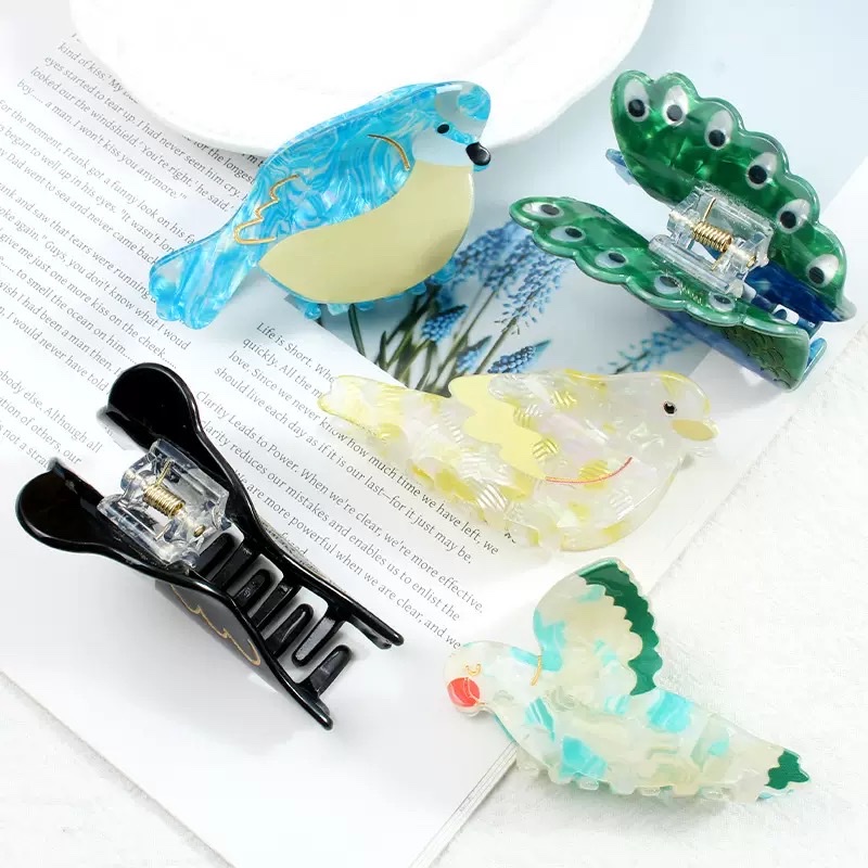 Acrylic cartoon animal hair grippers, hair clips, headwear, hair accessory grippers, grippers Application Scenario