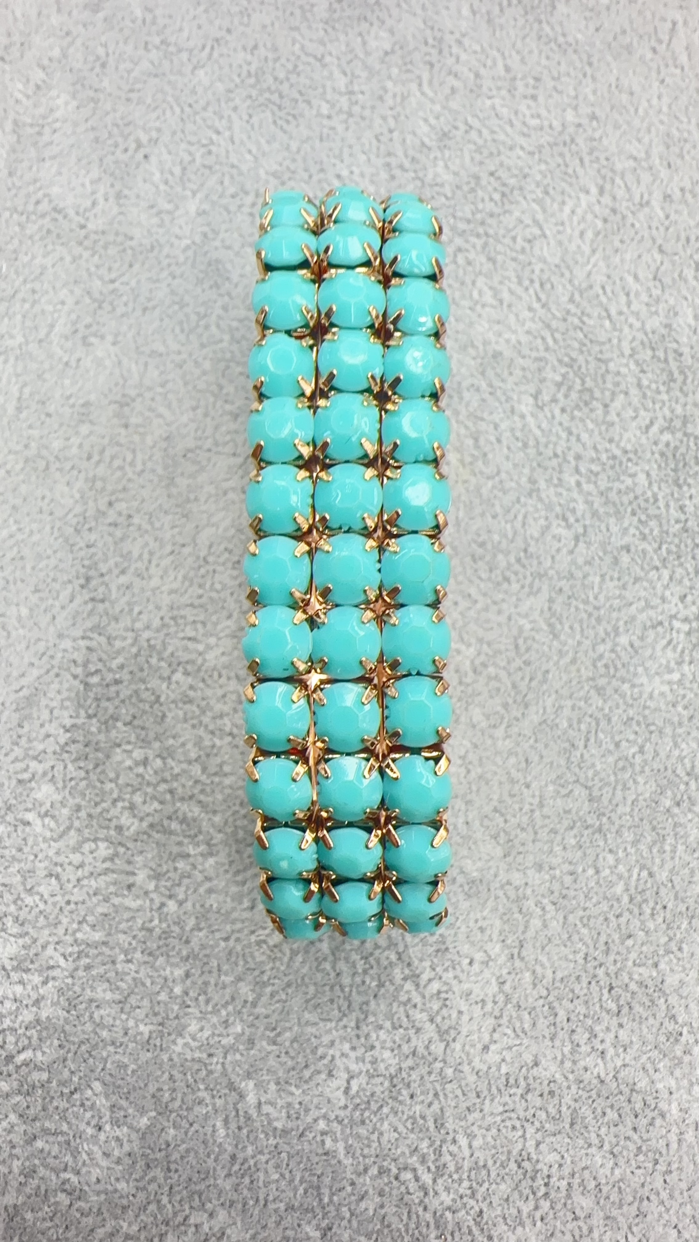 Trendy manufacturer direct sales multi-layer fresh and delicate bracelet for women, exaggerated 3-row elastic multi-strand acrylic color bracelet Application Scenario