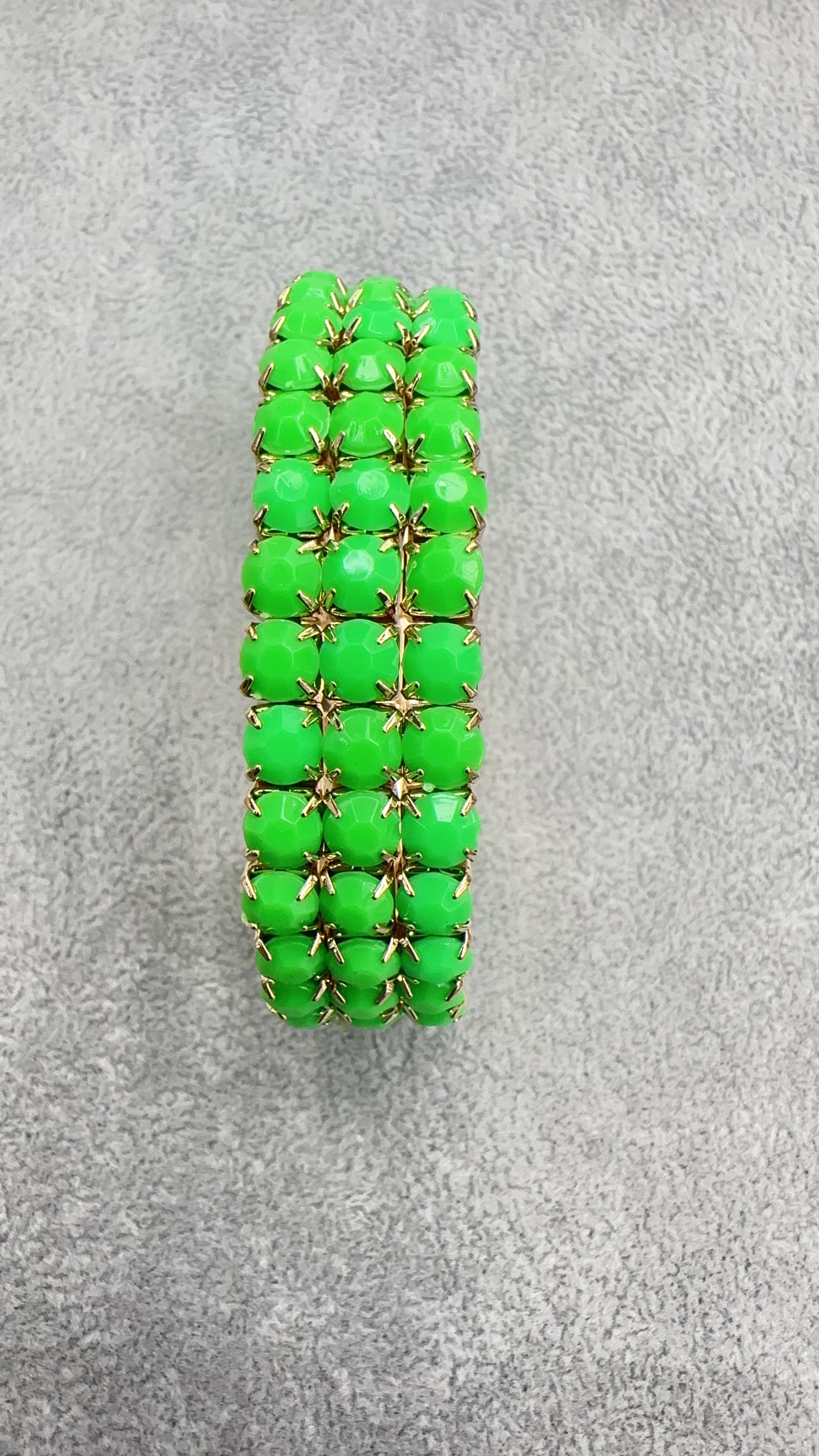 Trendy manufacturer direct sales multi-layer fresh and delicate bracelet for women, exaggerated 3-row elastic multi-strand acrylic color bracelet detail image 4