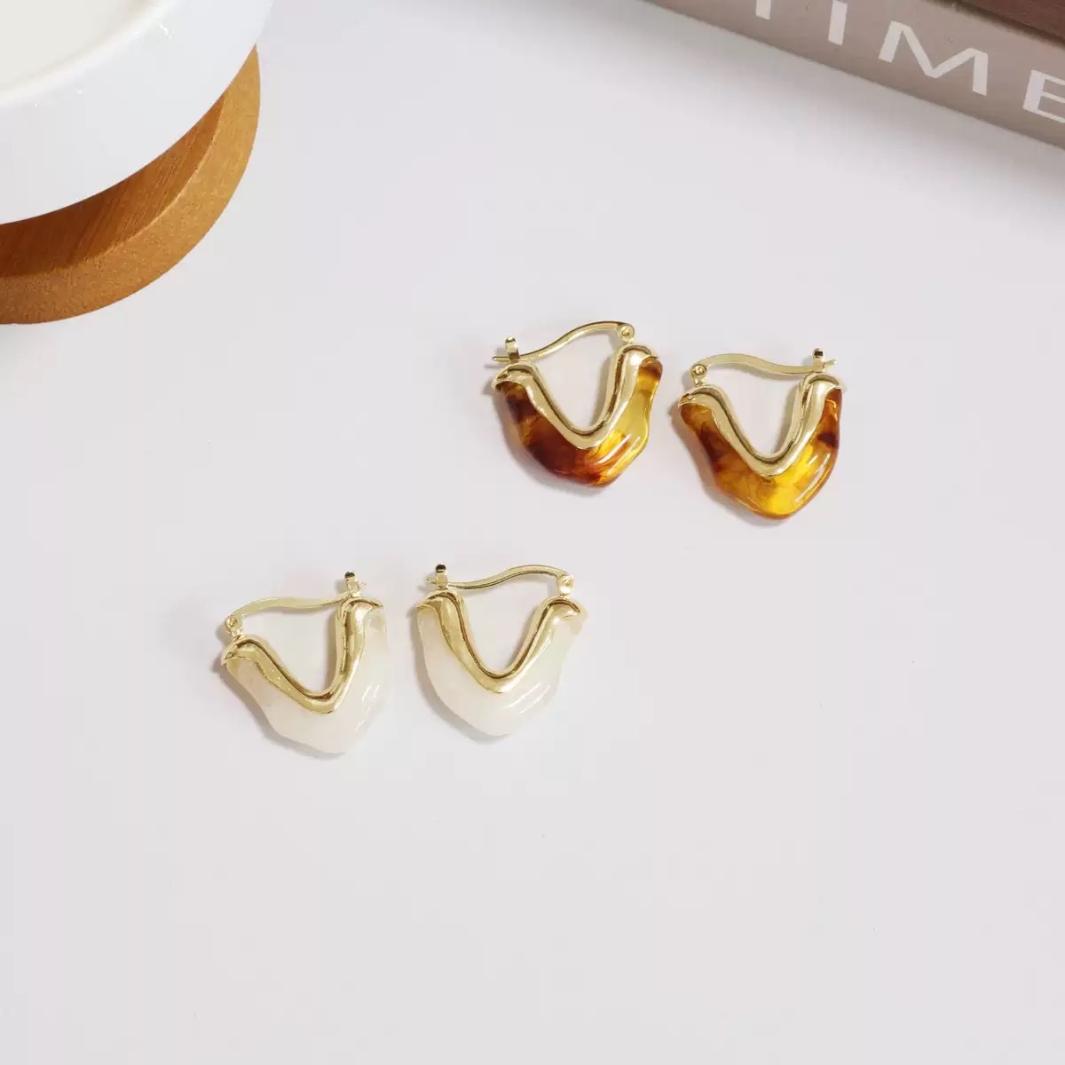 欧美时尚简约法式复古耳饰美拉德琥珀色18K金色三角几何耳环
大海螺产品图