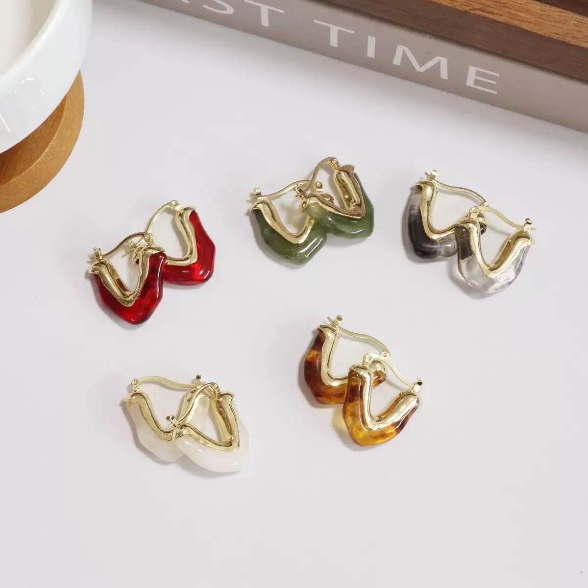 Maillard amber 18K gold triangular geometric earrings with a large conch shape, featuring European and American fashion simplicity and French retro style