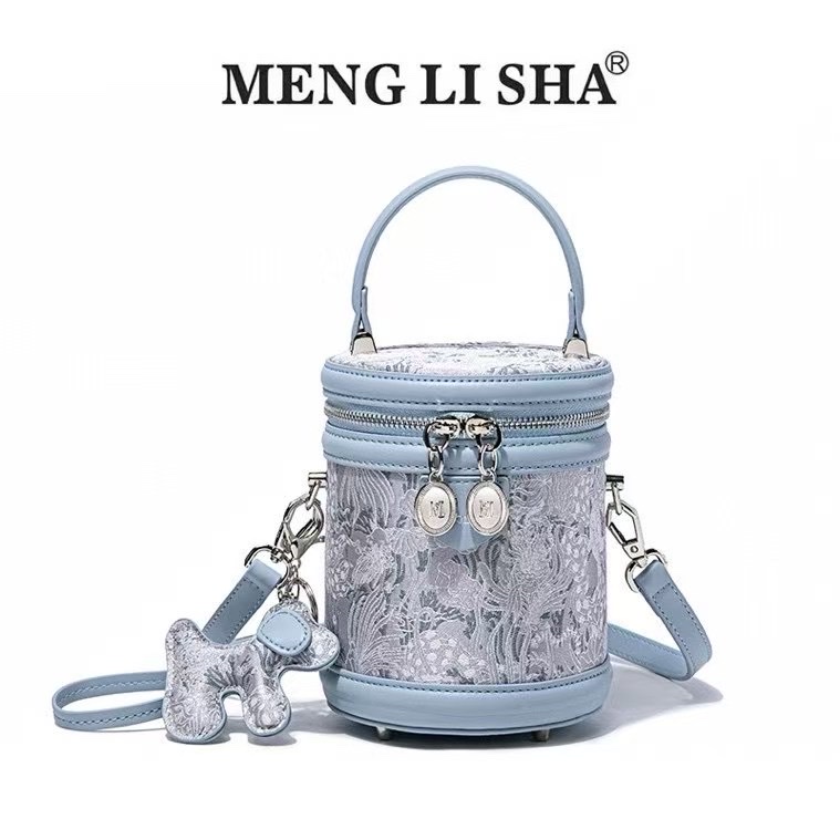 国风提花布刺绣配皮
。个性潮流手提斜跨百搭时尚女包