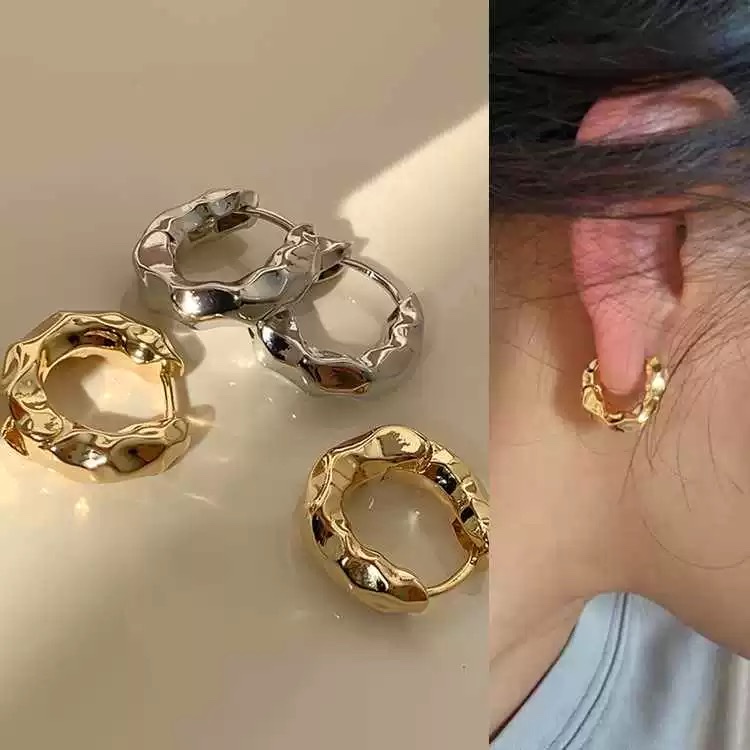 أما بالنسبة للأذنين الصغيرة ذات الحجم الكبير من حيث التصميم