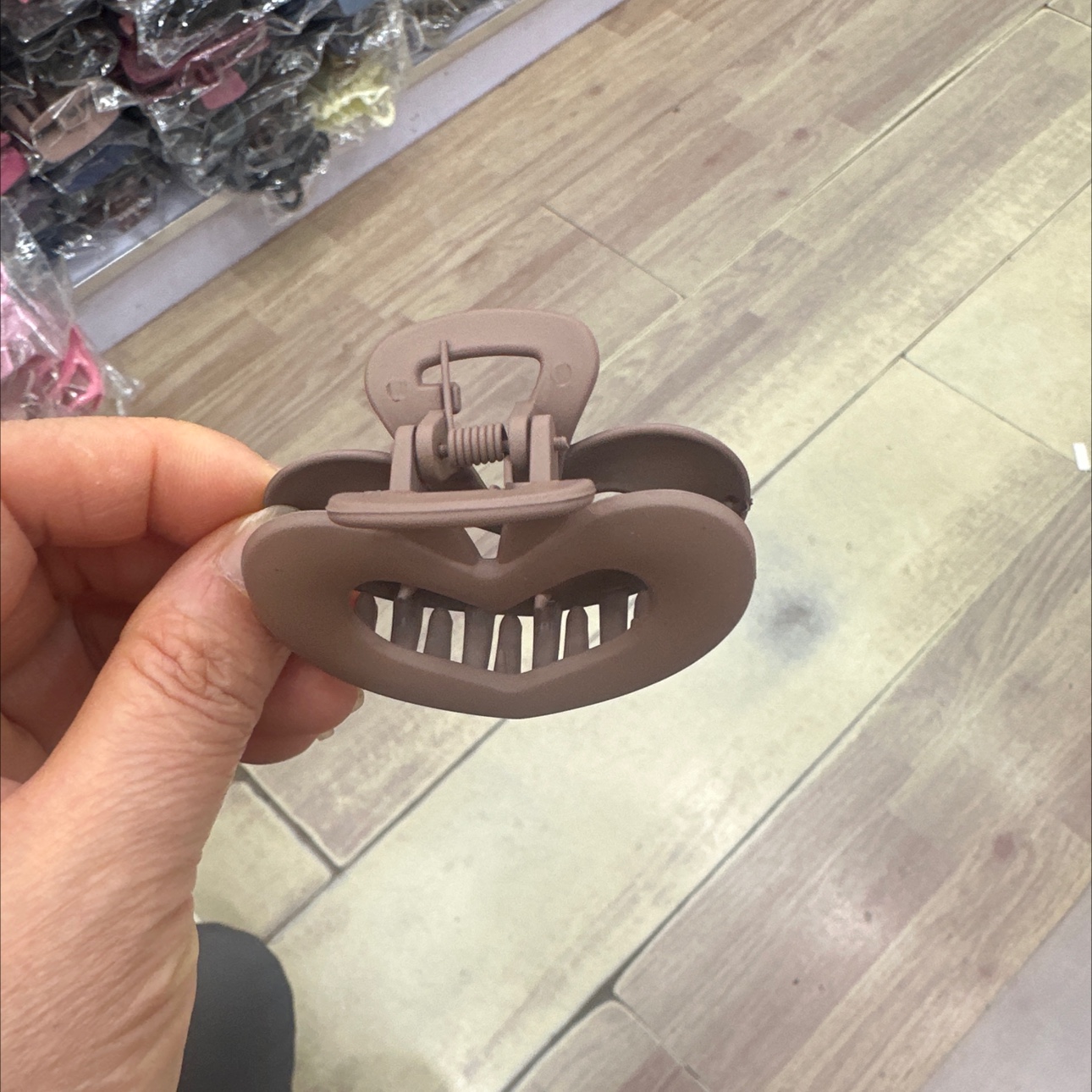 简约爱心爪夹产品图