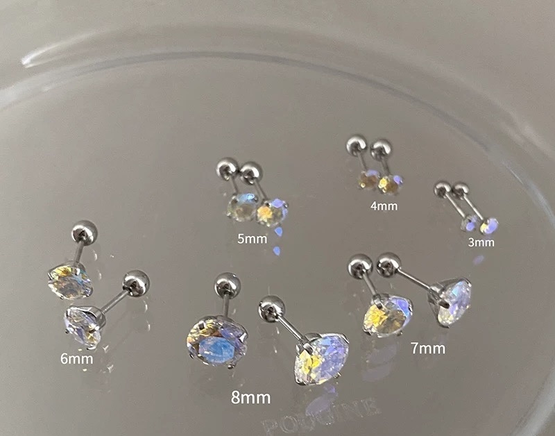 The dazzling color ear bone stud exudes a light luxury and high-end feel. The exquisite and dazzling color diamond ear stud is fashionable, individual and versatile for women. It is a niche and unique style of earrings details Picture