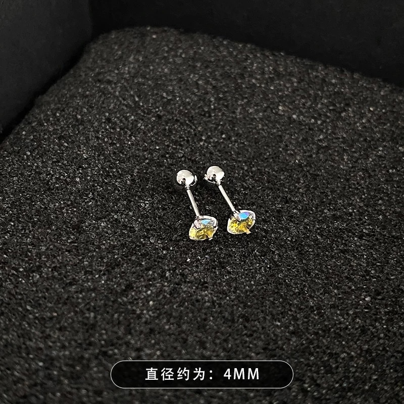 The dazzling color ear bone stud exudes a light luxury and high-end feel. The exquisite and dazzling color diamond ear stud is fashionable, individual and versatile for women. It is a niche and unique style of earrings Application Scenario