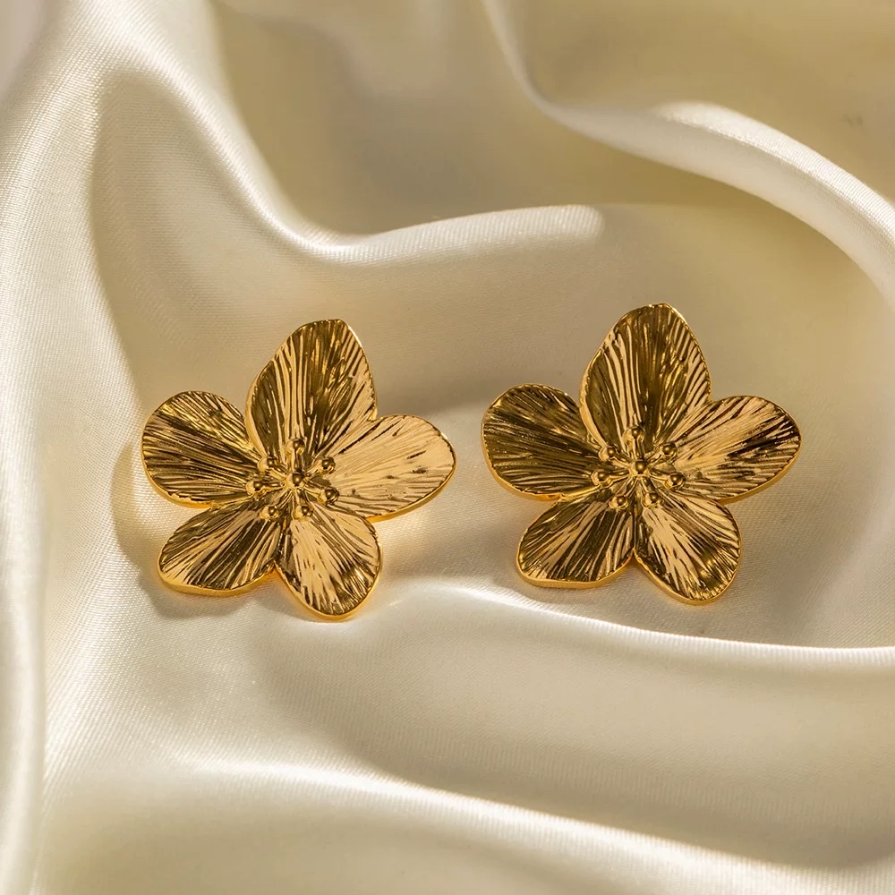 French court style matte retro gold stainless steel flower metal stud earrings, high-end design sense earrings, high-end sense earrings, elegant and refined accessories, simple and fashionable earrings, women's earrings, earrings, accessories, earrings Item Picture