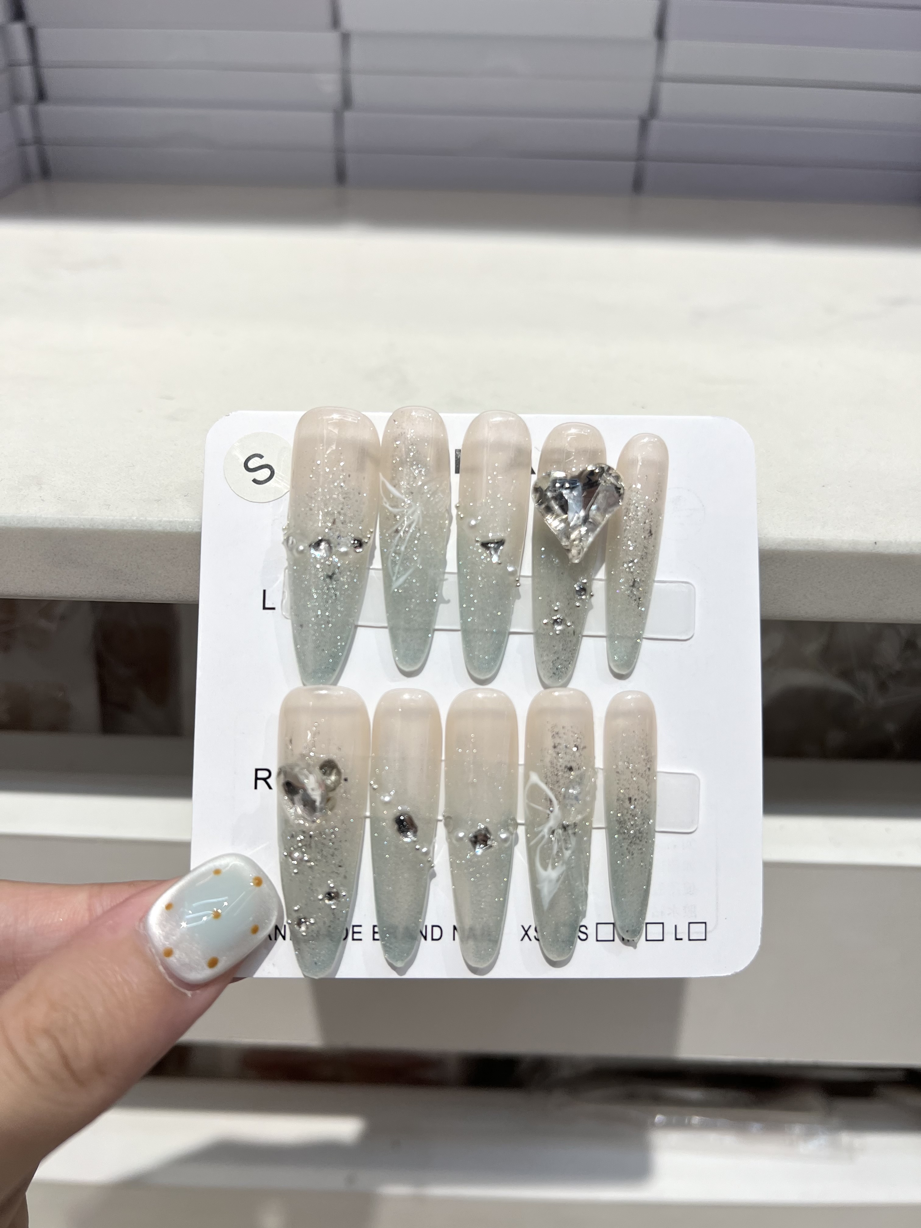 Fashionable wearable nails are essential for manicure. Wearable nail plates are finished manicure products. Wearable nail products make personalized manicure easy to create