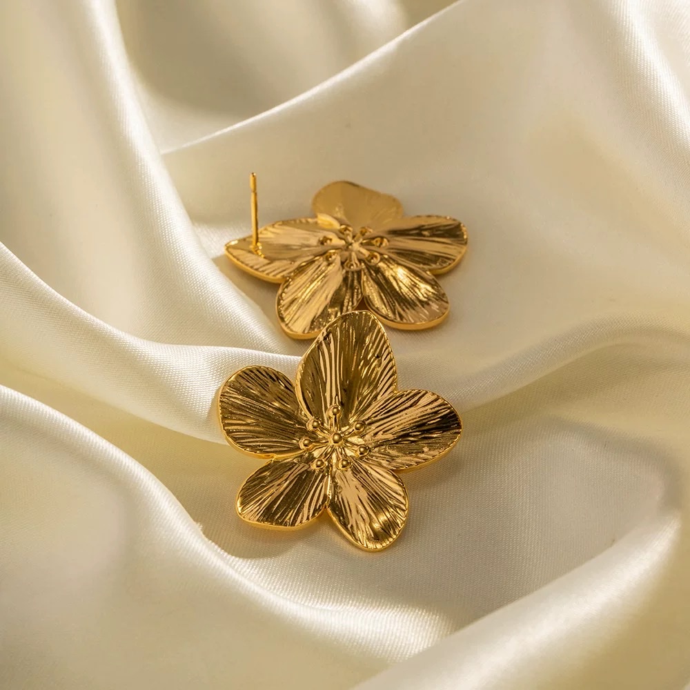 French court style matte retro gold stainless steel flower metal stud earrings, high-end design sense earrings, high-end sense earrings, elegant and refined accessories, simple and fashionable earrings, women's earrings, earrings, accessories, earrings Application Scenario