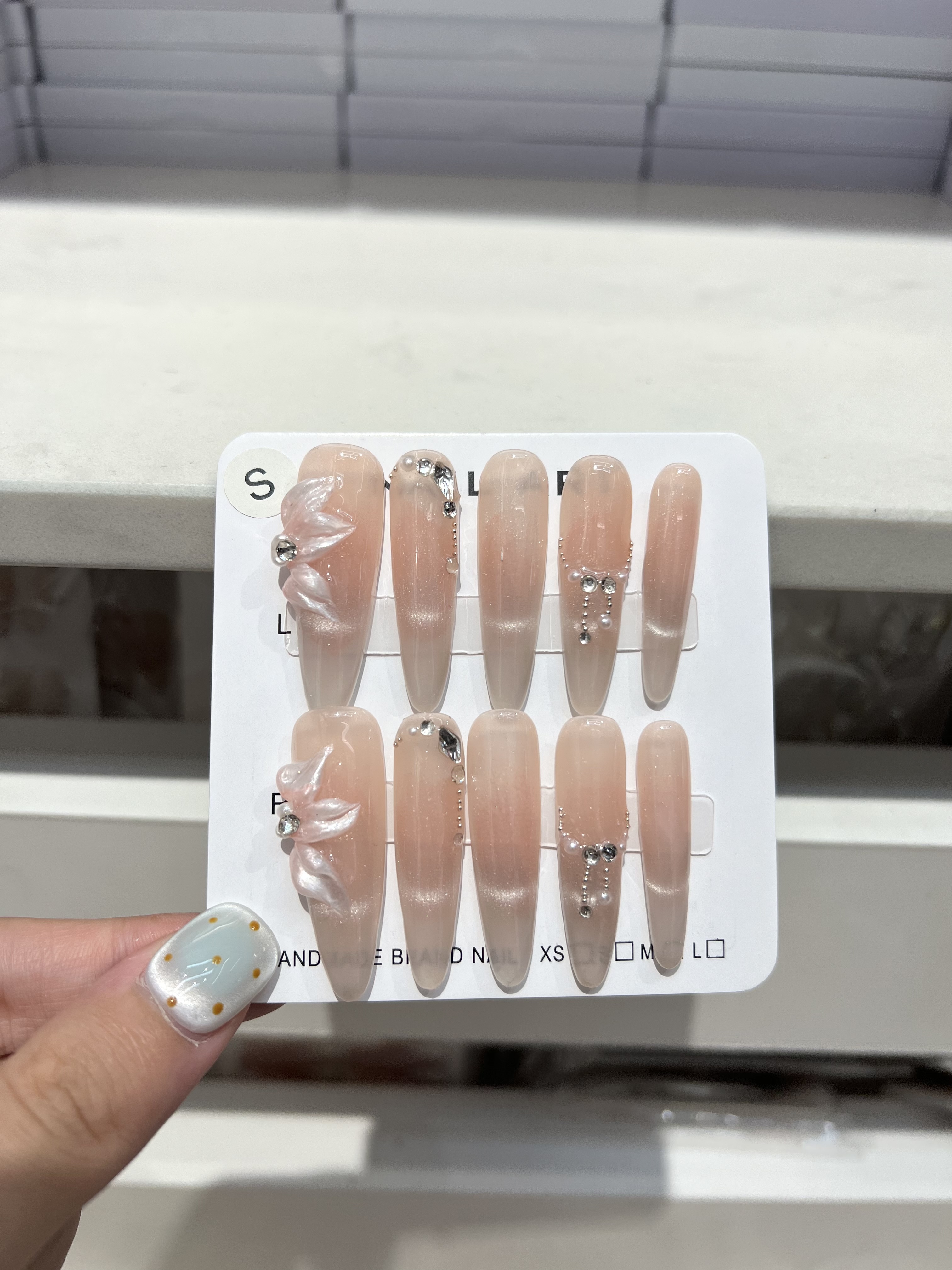 Fashionable wearable nails, essential for manicure, wearable nail pieces, manicure art, wearable nail products, new trend in hand care
