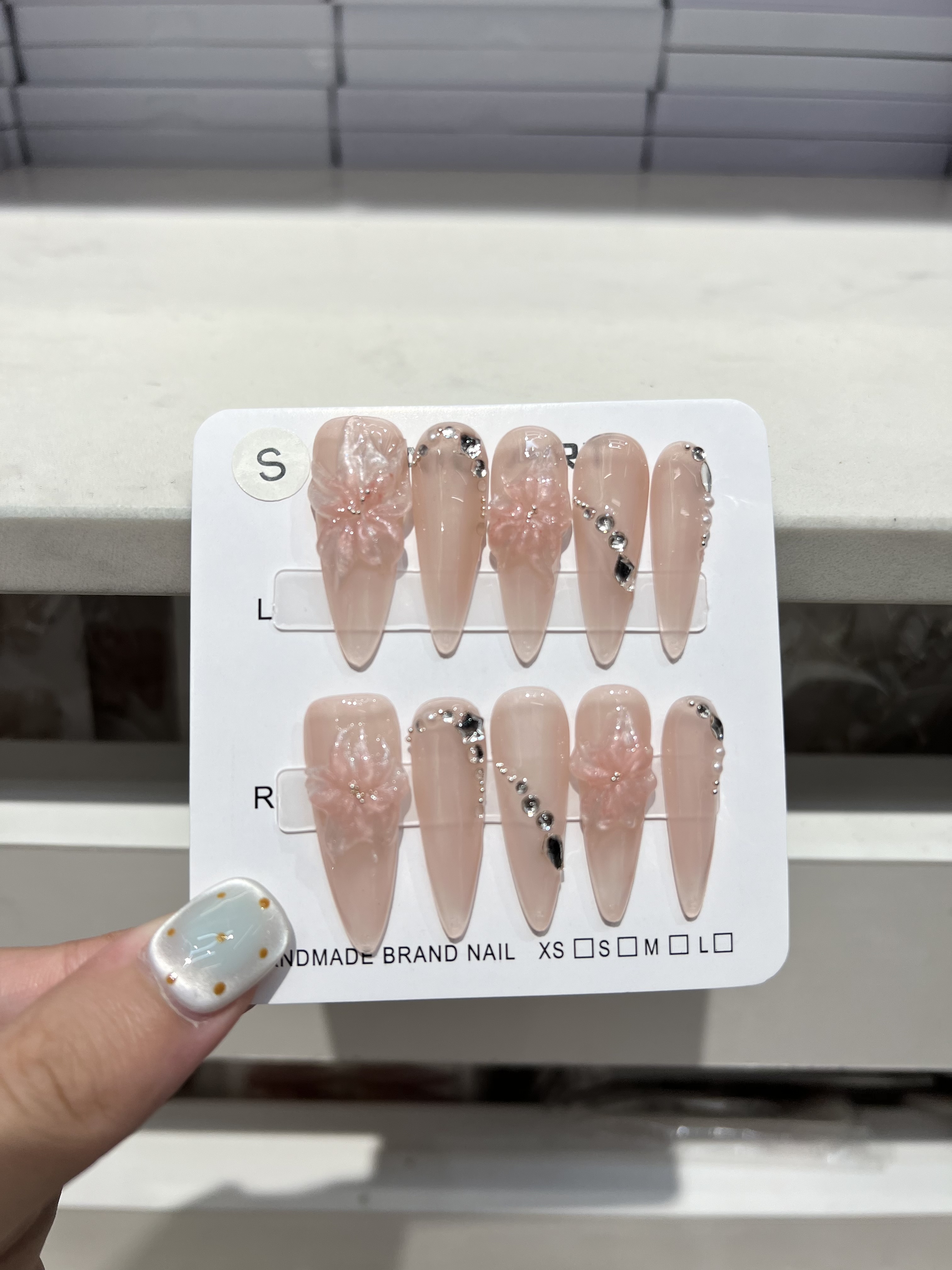 Fashionable wearable nails are essential for manicure. Wearable nail pieces are finished manicure art. Wearable nails are a new choice for hand beautification