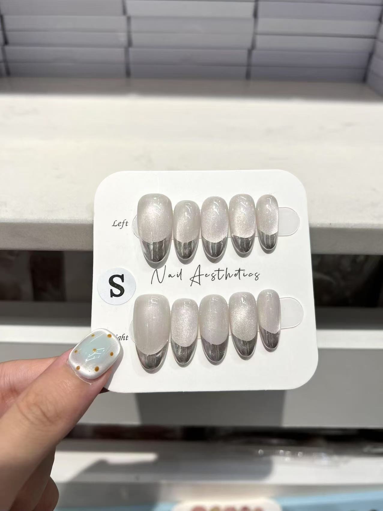 The fashionable wearable nail art product, the wearable nail plate set, is exquisitely handcrafted to create a new trend in nail art