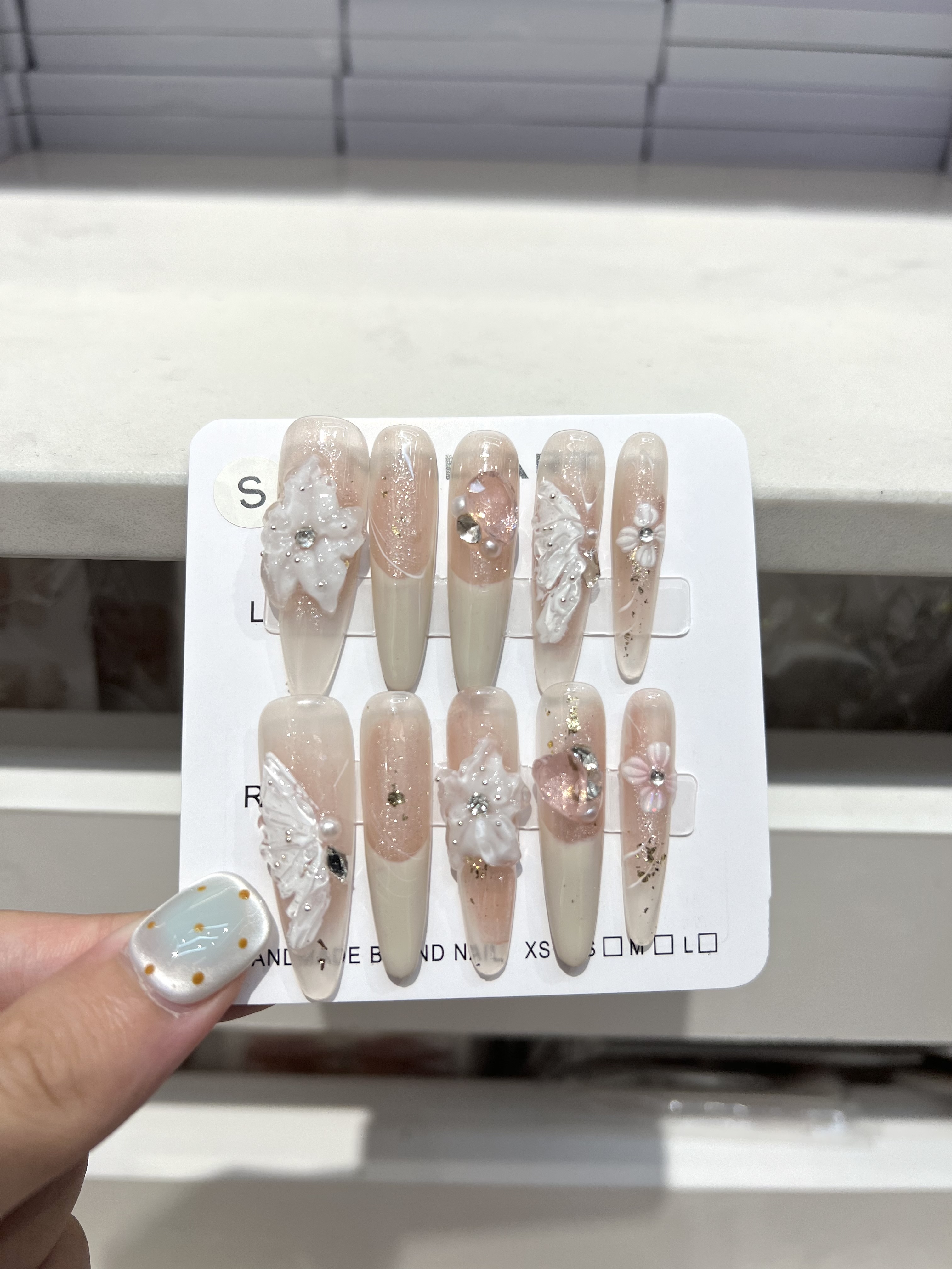Fashionable wearable nail art, wearable nail pieces, disposable wearable nail finished products, hand beautification accessories