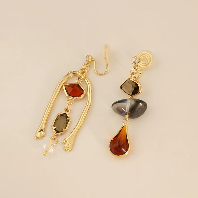 Artistic asymmetrical geometric earrings, niche design sense earrings, retro style, no ear holes, mosquito-repellent incense plate ear clips Application Scenario
