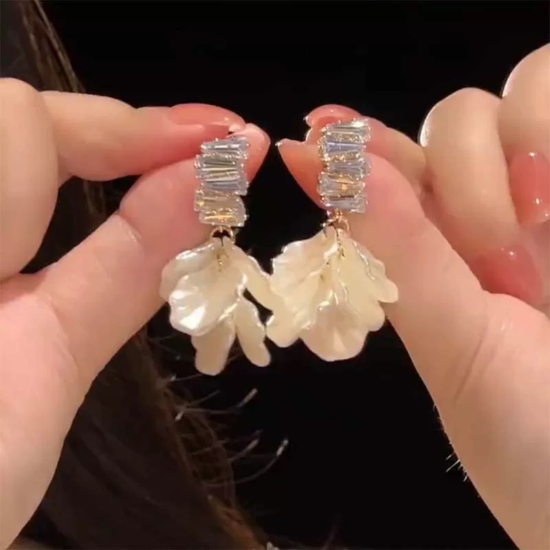 Flower earrings, a new bestseller for women in Spring and Summer 2025, with sweet and ethereal petals. Silver needle stud earrings