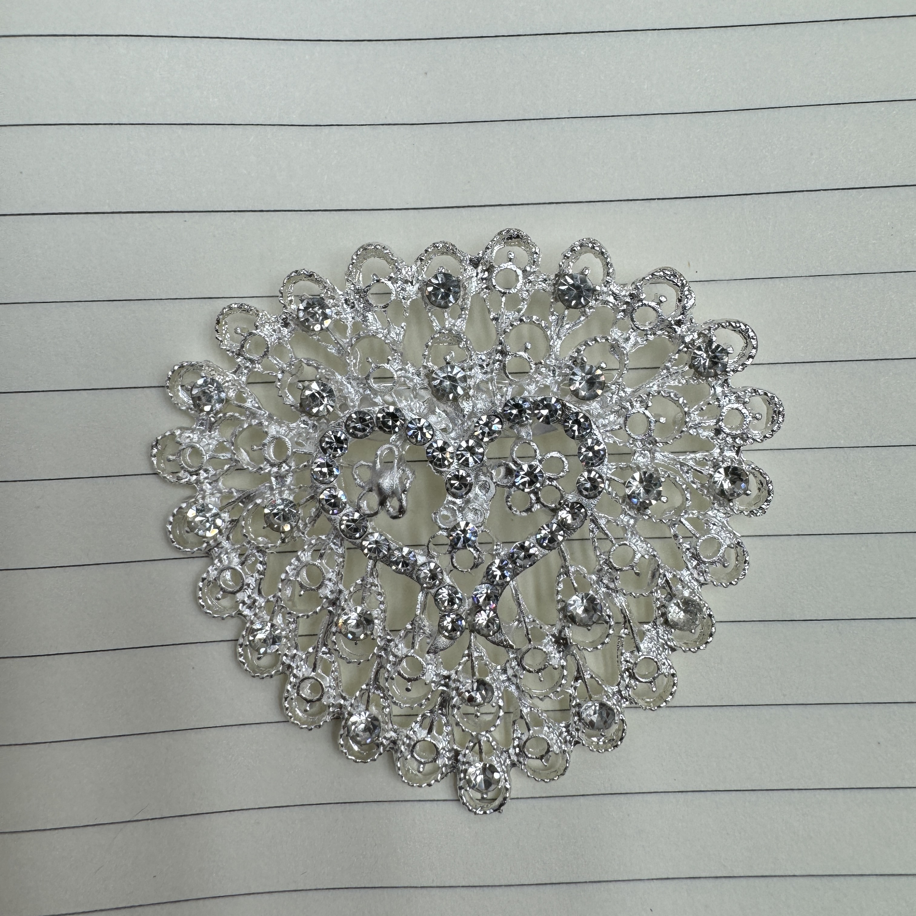 爆款镀银系列金属胸针爱心水钻女士西装配饰产品图