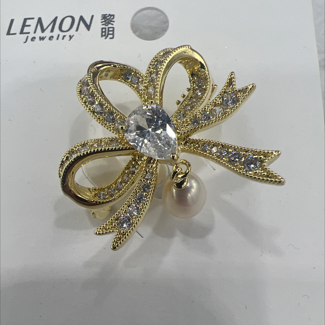 这是一款非常好看又可爱的一款胸针
