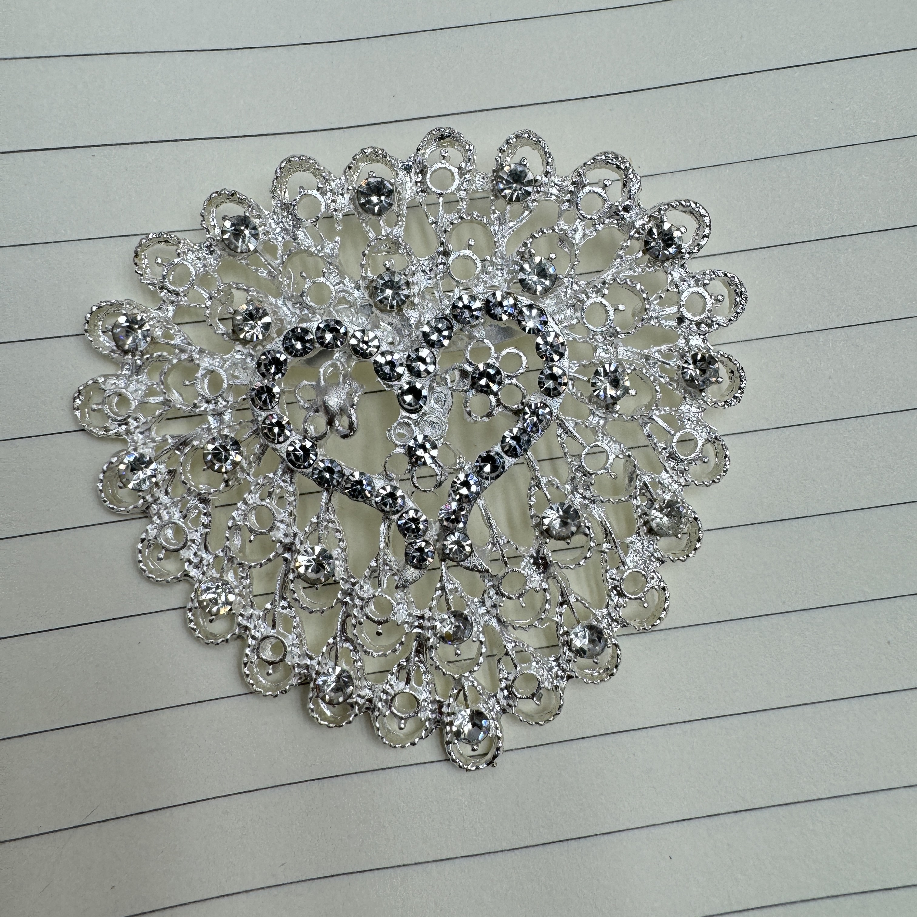 爆款镀银系列金属胸针爱心水钻女士西装配饰白底实物图