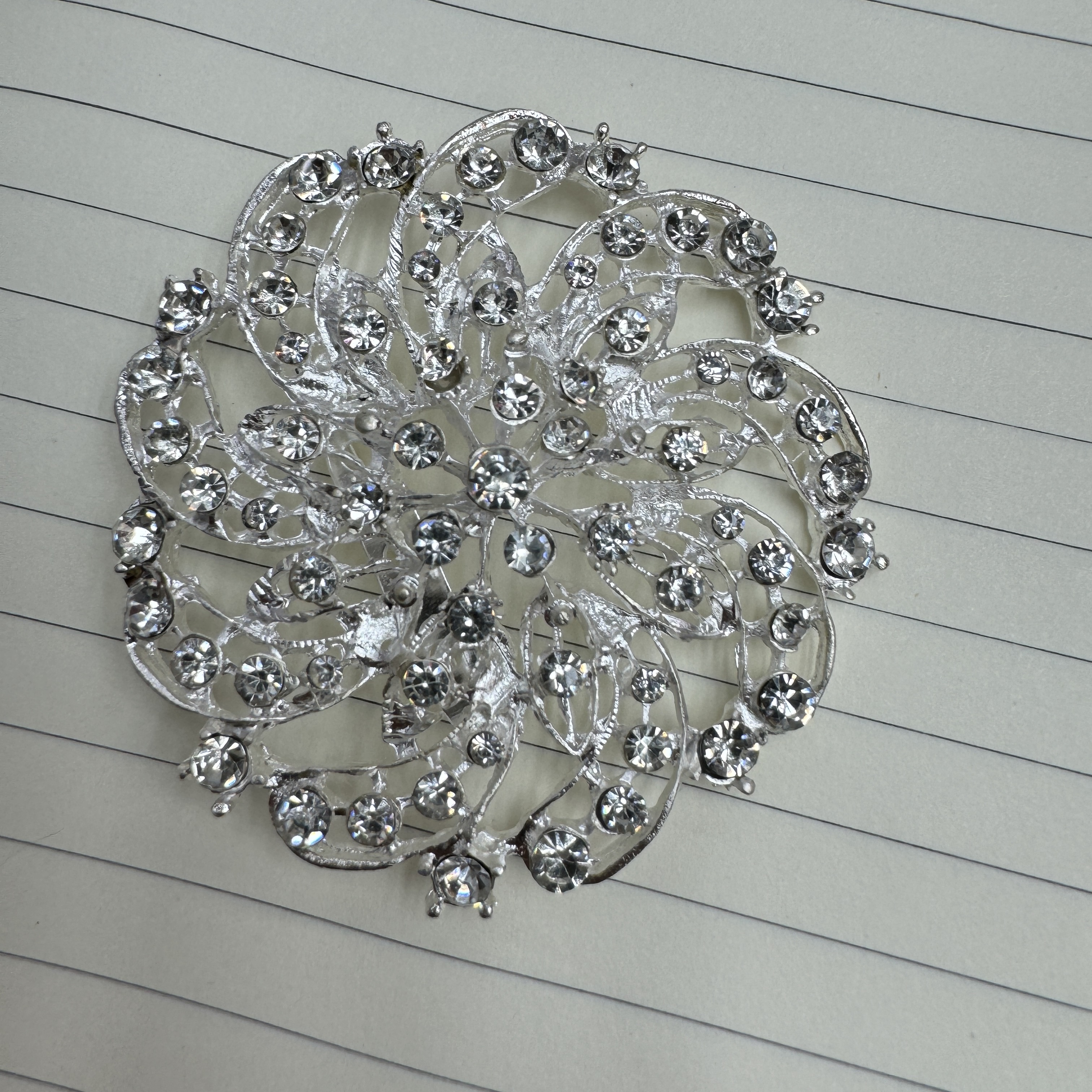 爆款促销镀银胸针水钻花朵圆圈胸针现货销售产品图