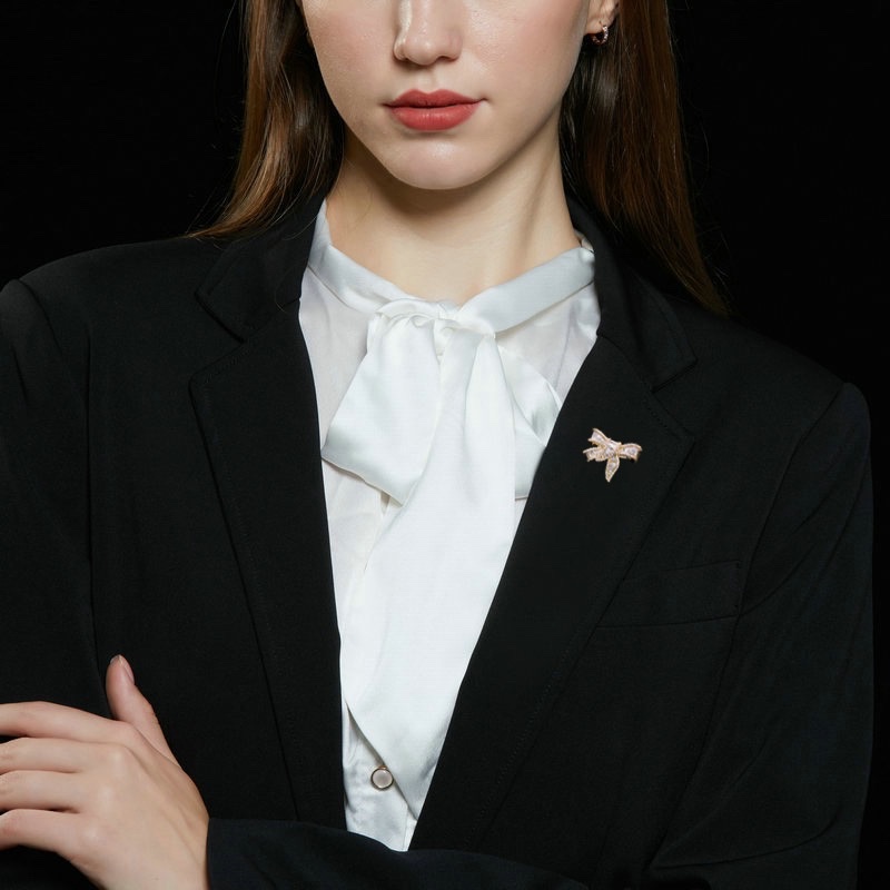 "National Trend Series 0112 Omar Accessories: Small and exquisite bow brooch, full of zirconium style, versatile corsage, niche and creative clothing accessories pin. details Picture