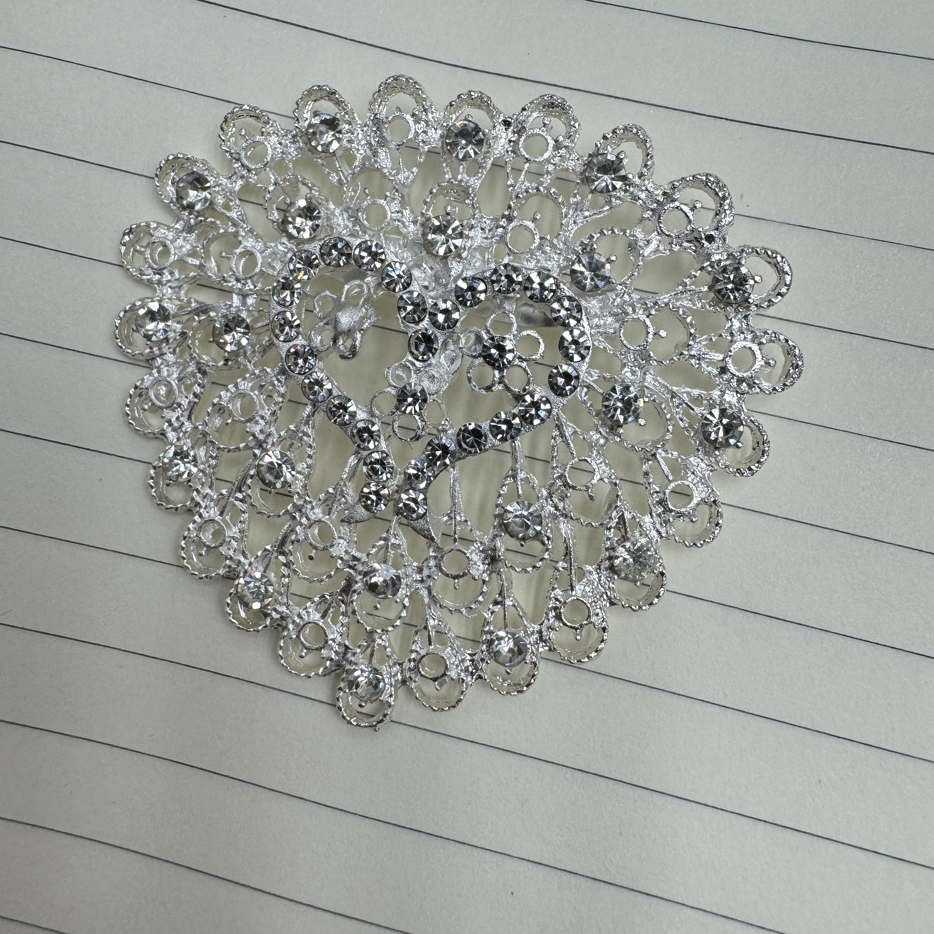 爆款镀银系列金属胸针爱心水钻女士西装配饰细节图