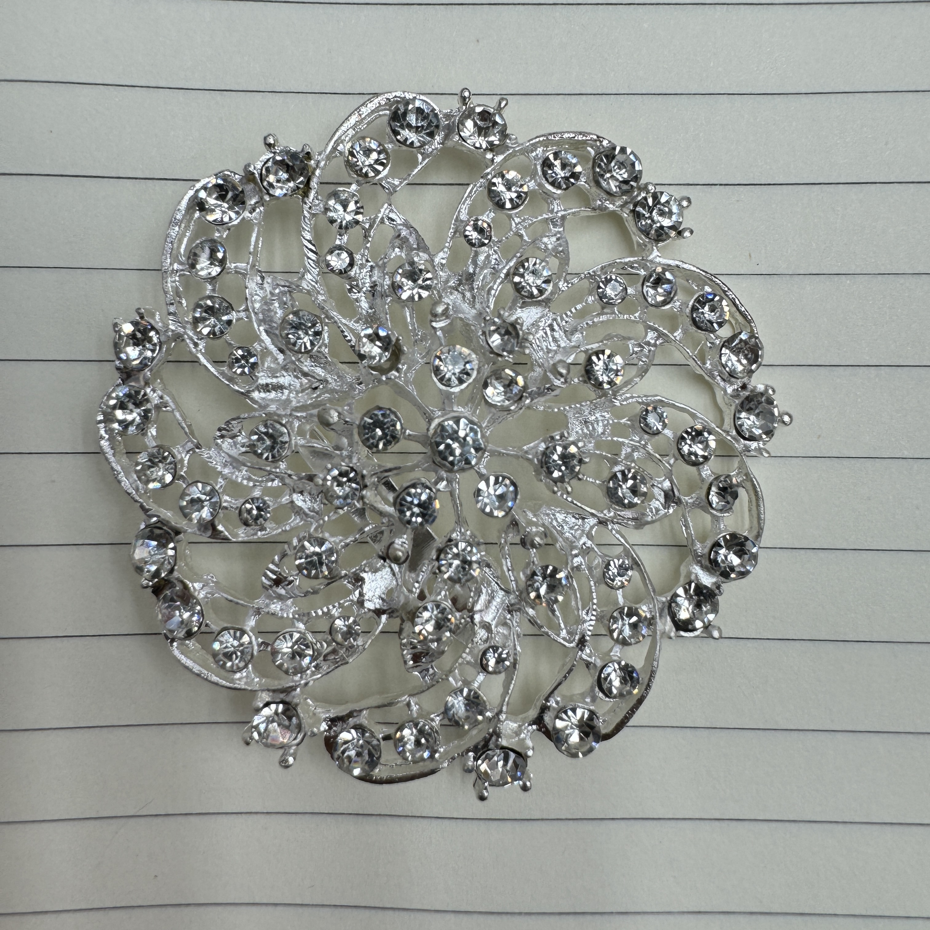 爆款促销镀银胸针水钻花朵圆圈胸针现货销售白底实物图