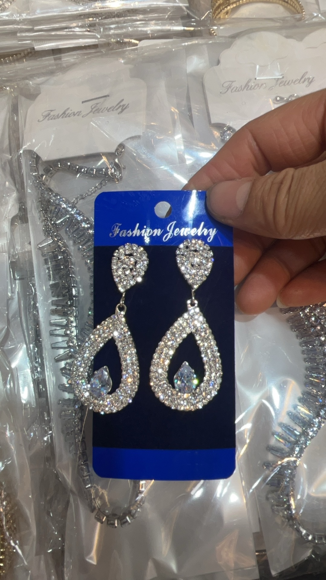 La última moda coreana aretes exagerados