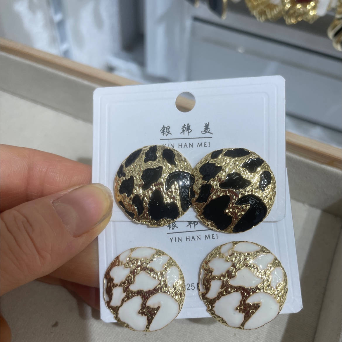 流行元素高级设计产品  豹文滴油耳钉饰品