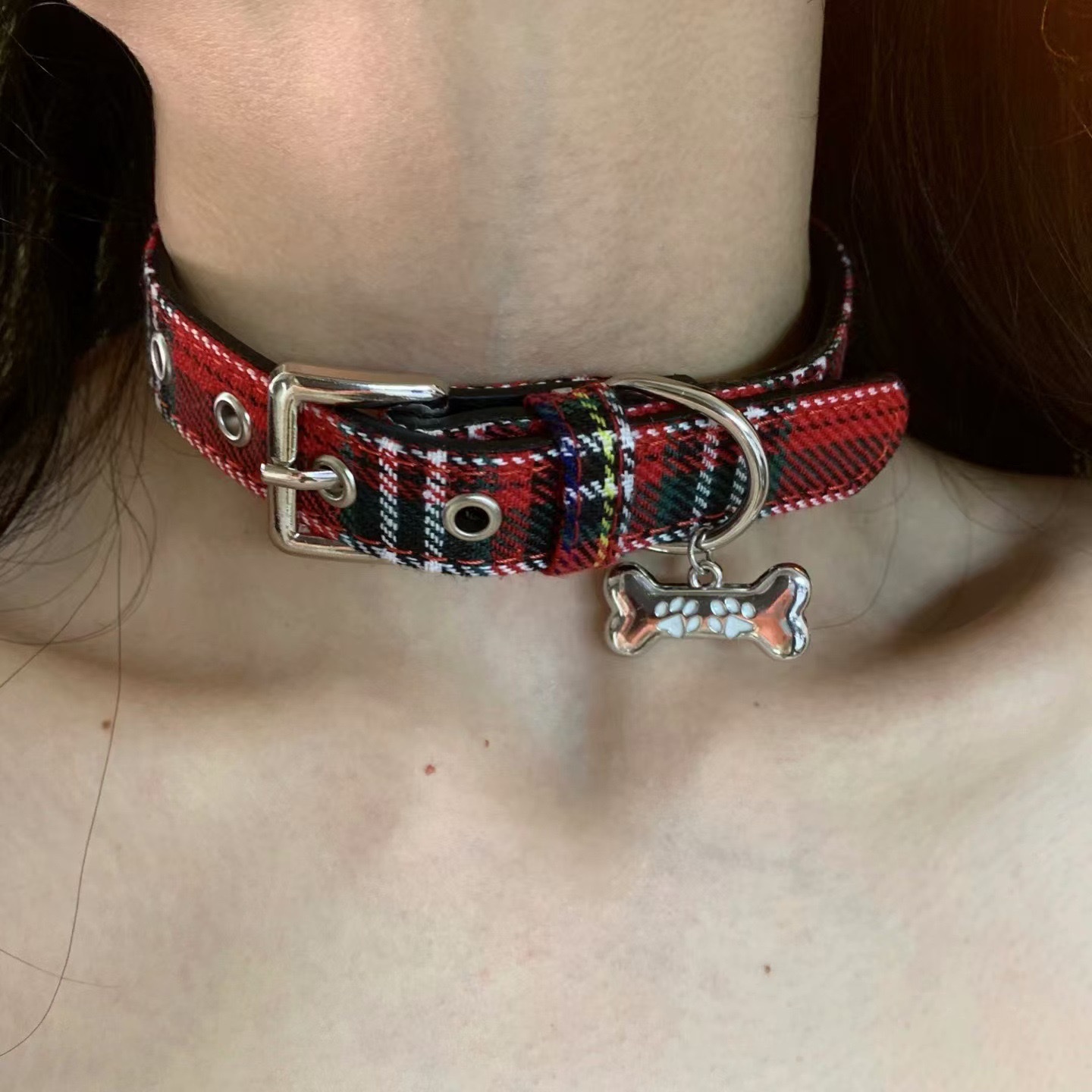 Simple red checkered bone belt buckle necklace 2024 new style, elegant design sense, niche high-end and versatile necklace detail image 3