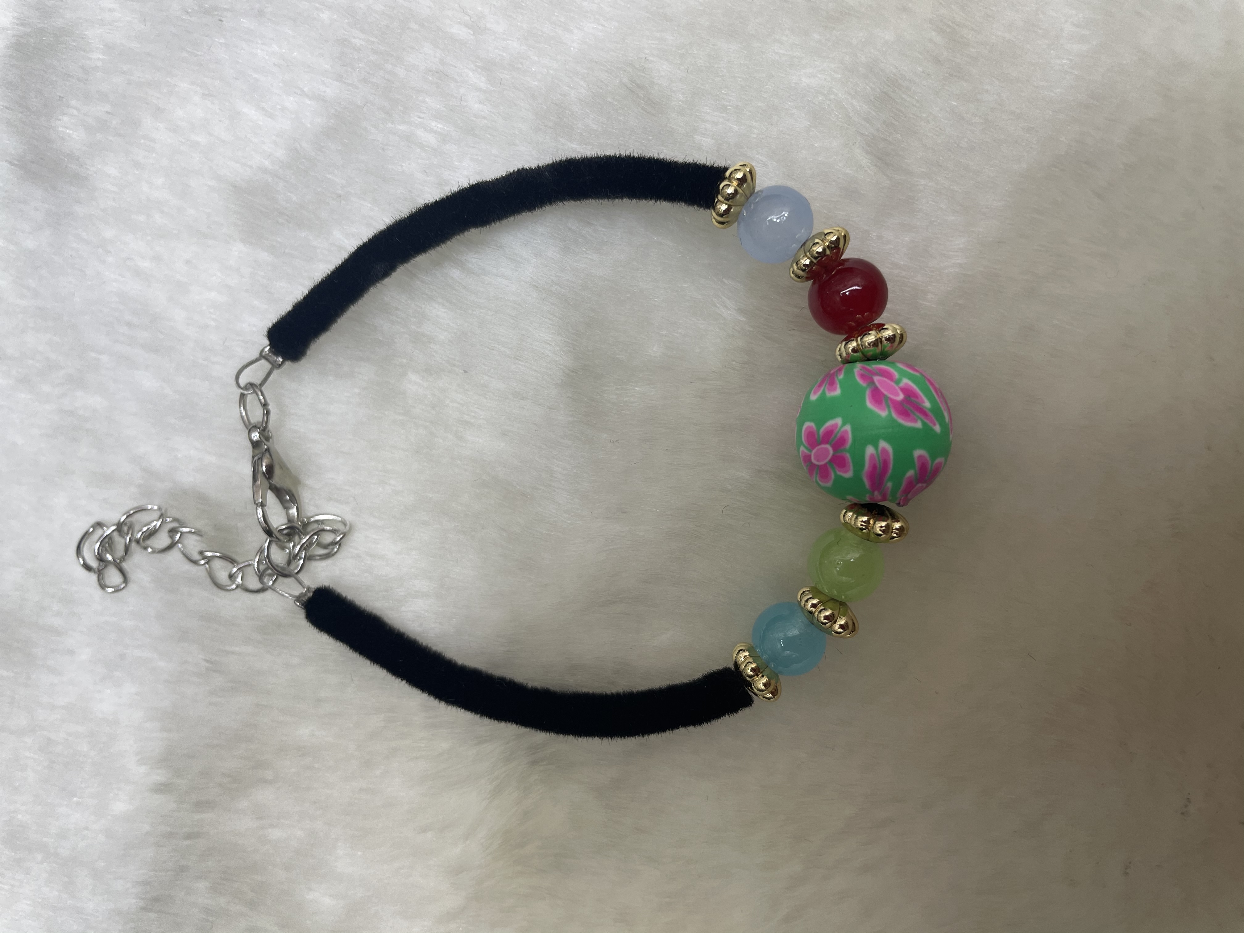 黑丝绒加七彩玻璃珠加亮片加十二个大七彩软陶球手链