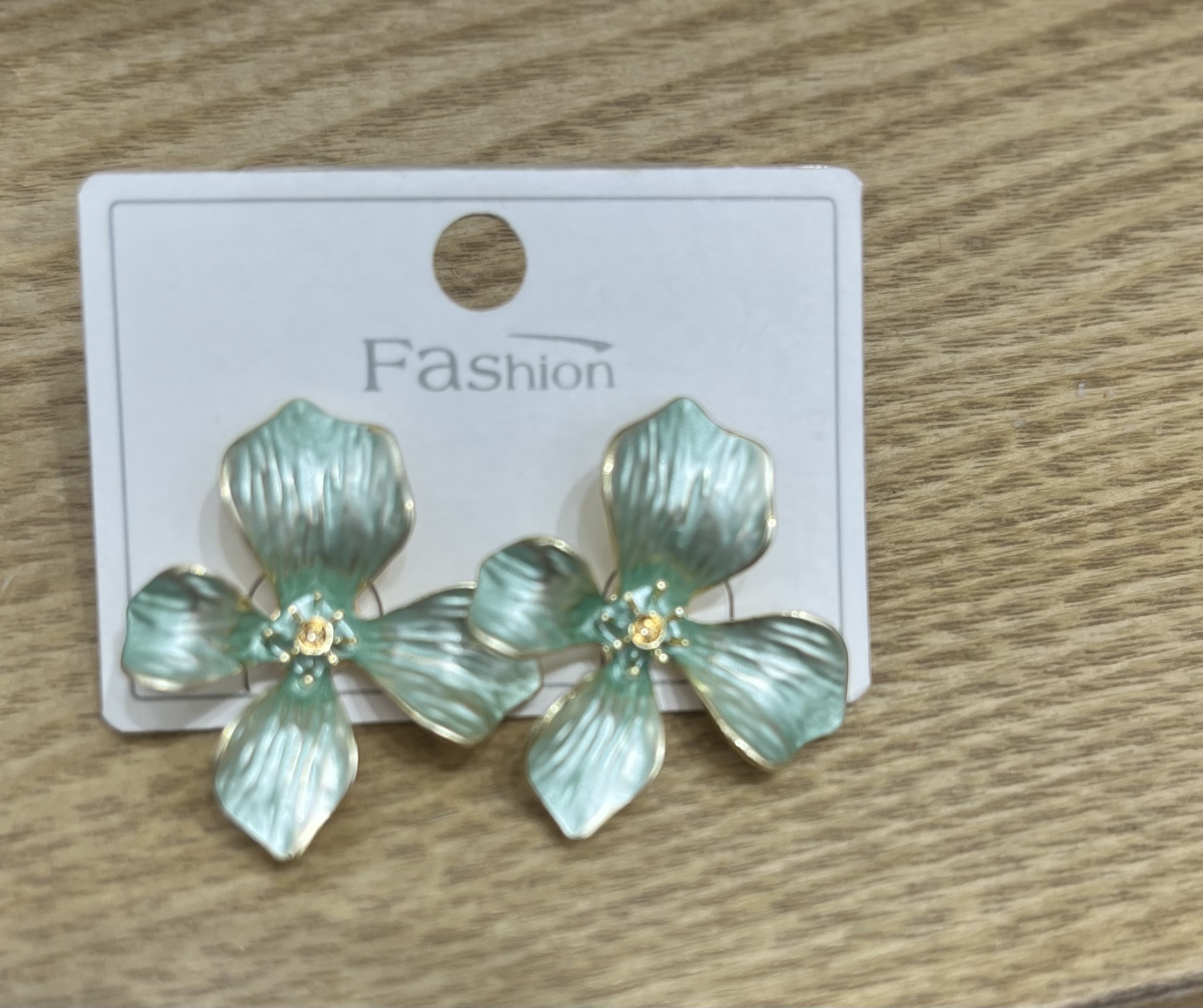 高级感耳饰 精致女士饰品 优雅耳环时尚配饰饰品耳环耳饰耳饰珍珠耳环产品图