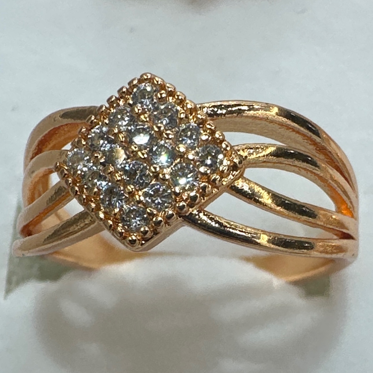 锆石戒指 时尚戒托设计 个性魅力戒指 独特炫彩锆石装饰 精致手工打造