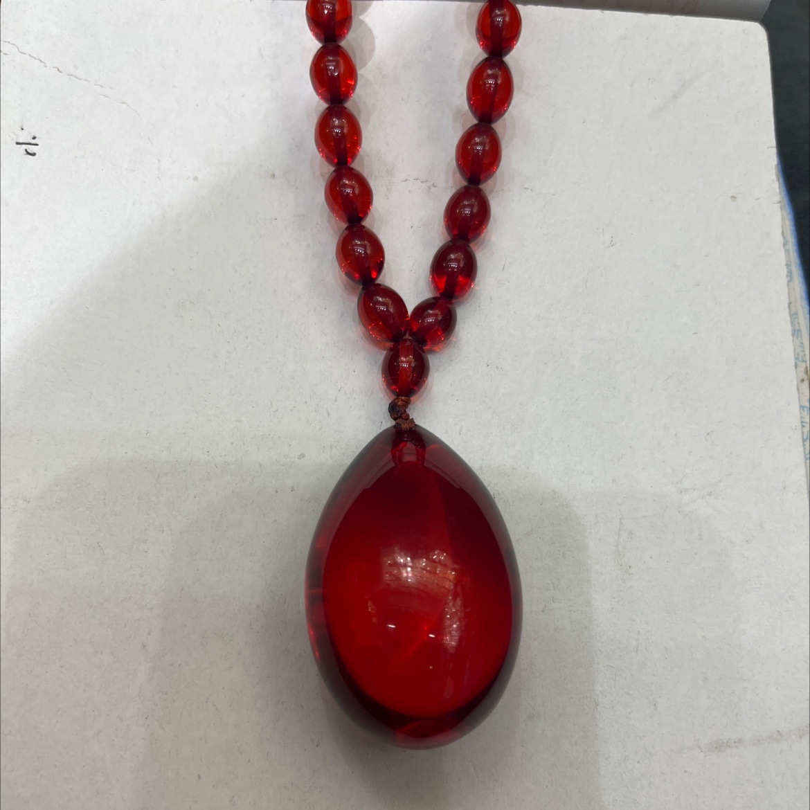 水滴吊坠，血珀琥珀，仿琥珀树脂材料，荧光，浮盐水，松香味，红色透明细节图