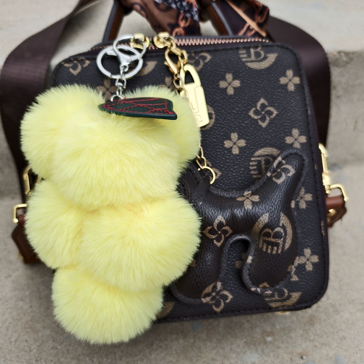 爆款水果葡萄绒球可爱毛绒书包汽车玩偶钥匙扣包包挂饰挂件礼物白底实物图