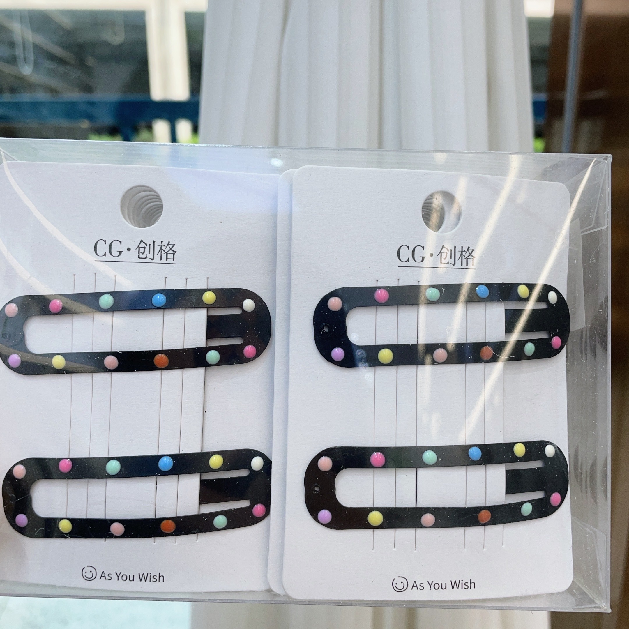 Black polka dot basic daily fabric small hair clip, a very basic daily clip that is versatile and good-looking as a headwear Application Scenario