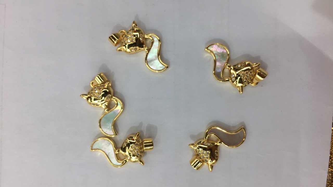New shell pendant palm vs. heart vs. little fox pendant accessory Application Scenario