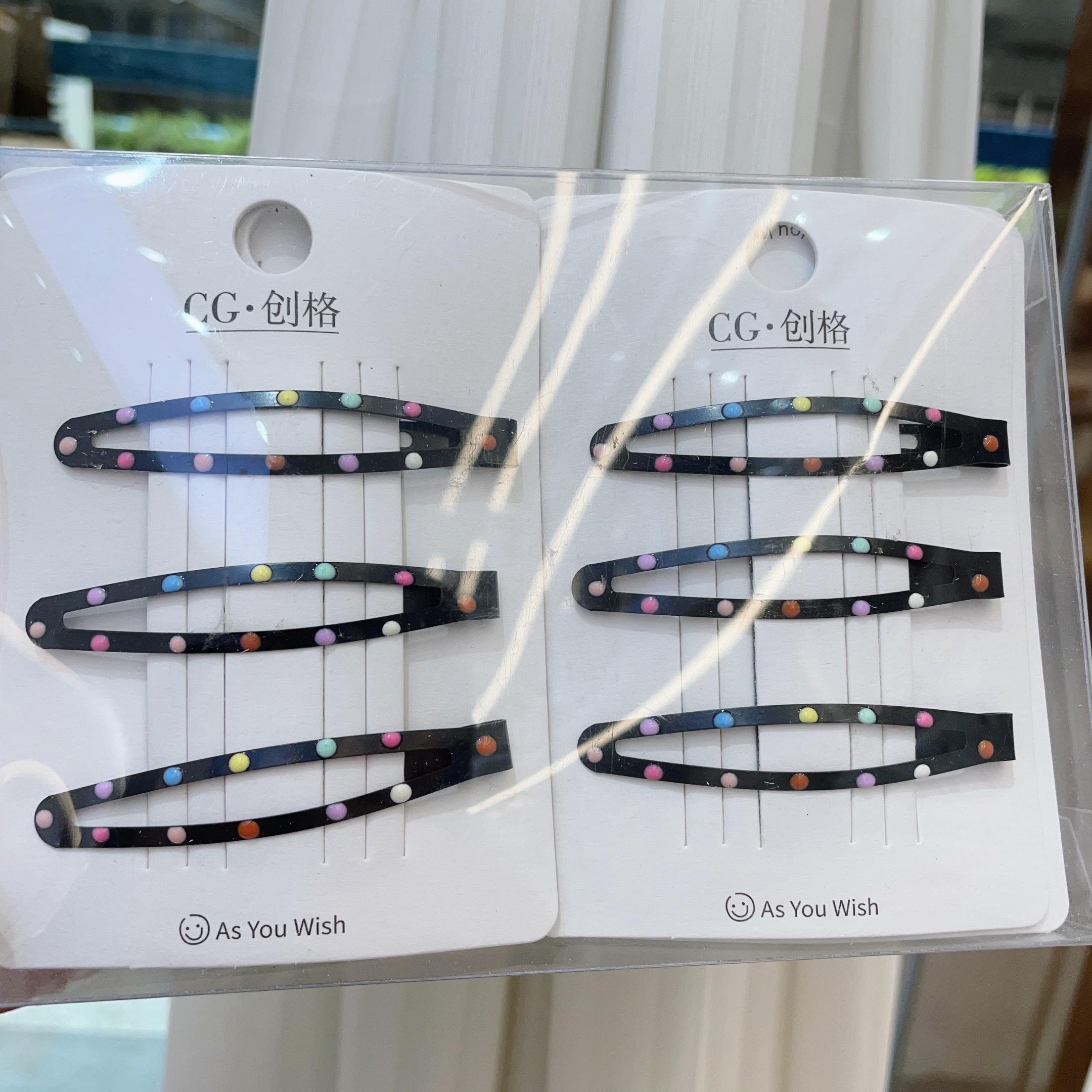 Black polka dot basic daily fabric small hair clip, a very basic daily clip that is versatile and good-looking as a headwear Item Picture