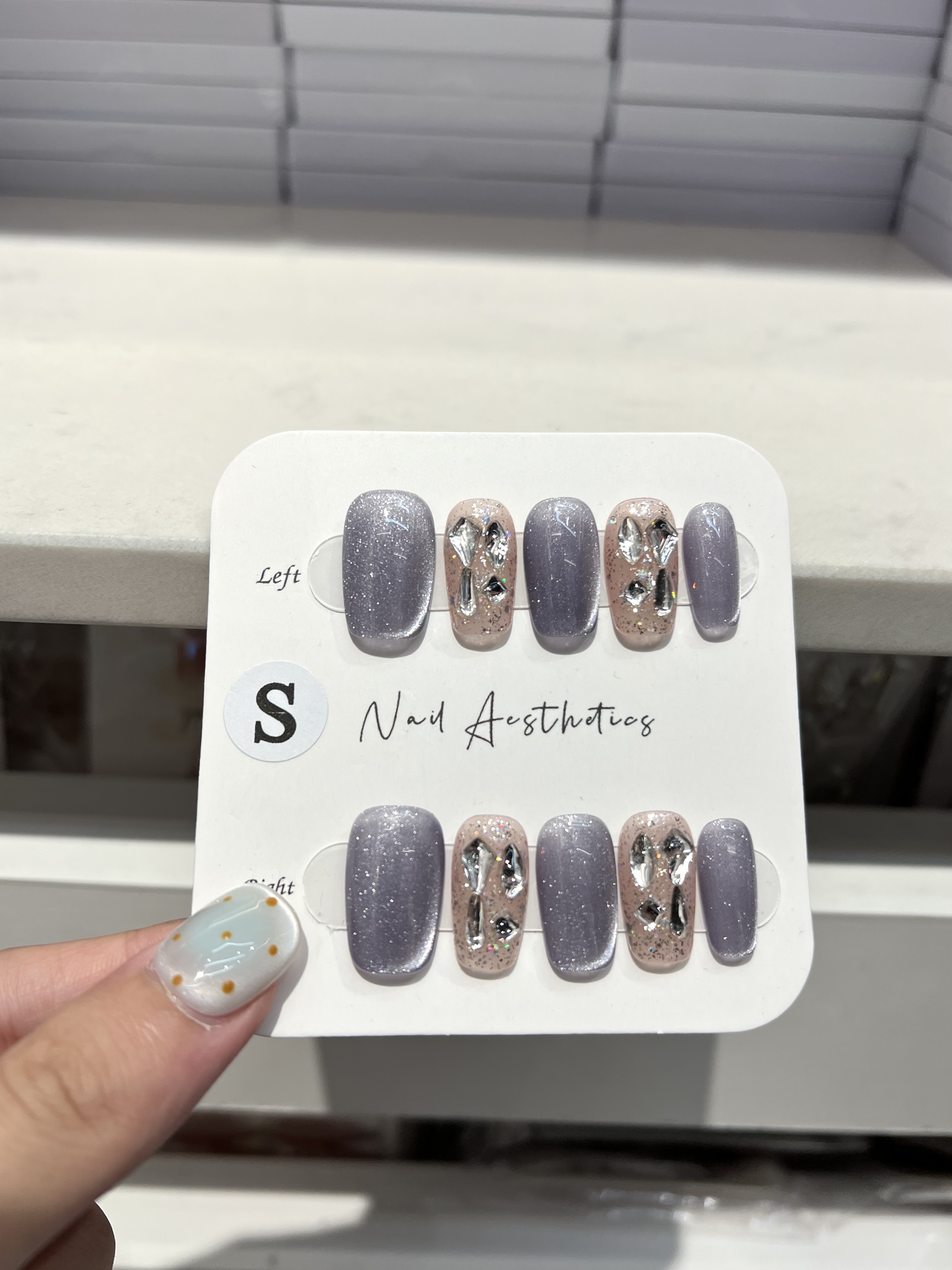 Fashionable wearable nails are essential for manicure. Wearable nail pieces are a must-have manicure product. Cool fingertip art. Wearable nail products can easily create a unique style