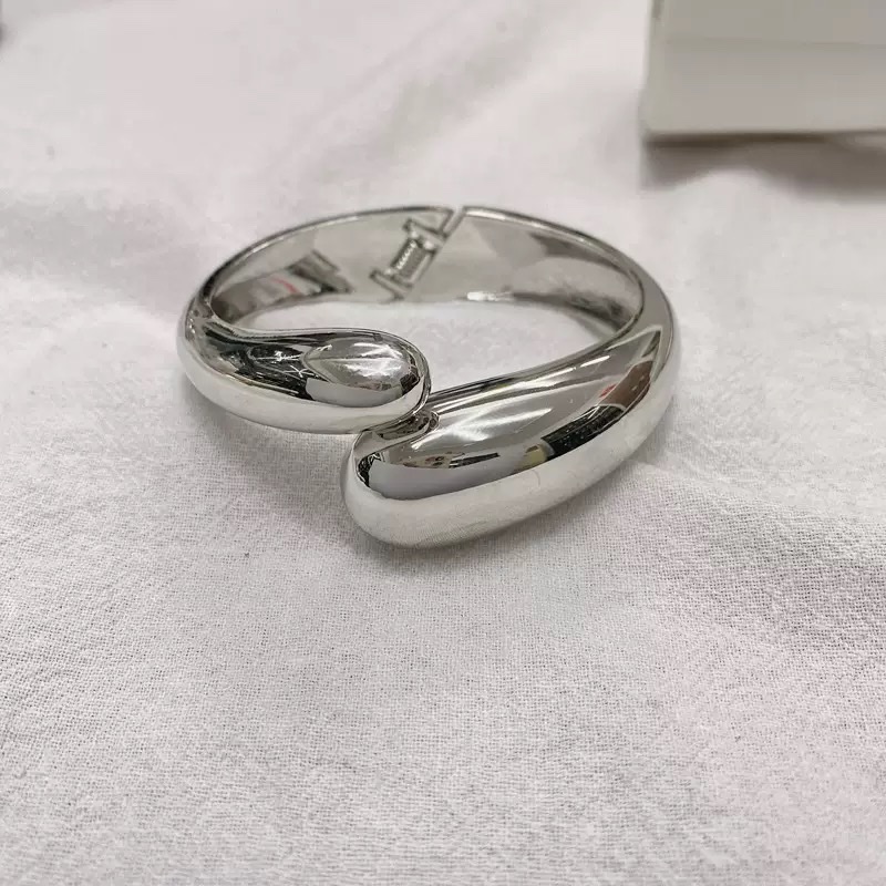 Titanium steel bracelet mixed and matched fashionable smooth bracelet, unique Korean-style ladies' jewelry, exquisite and elegant glass bracelet details Picture