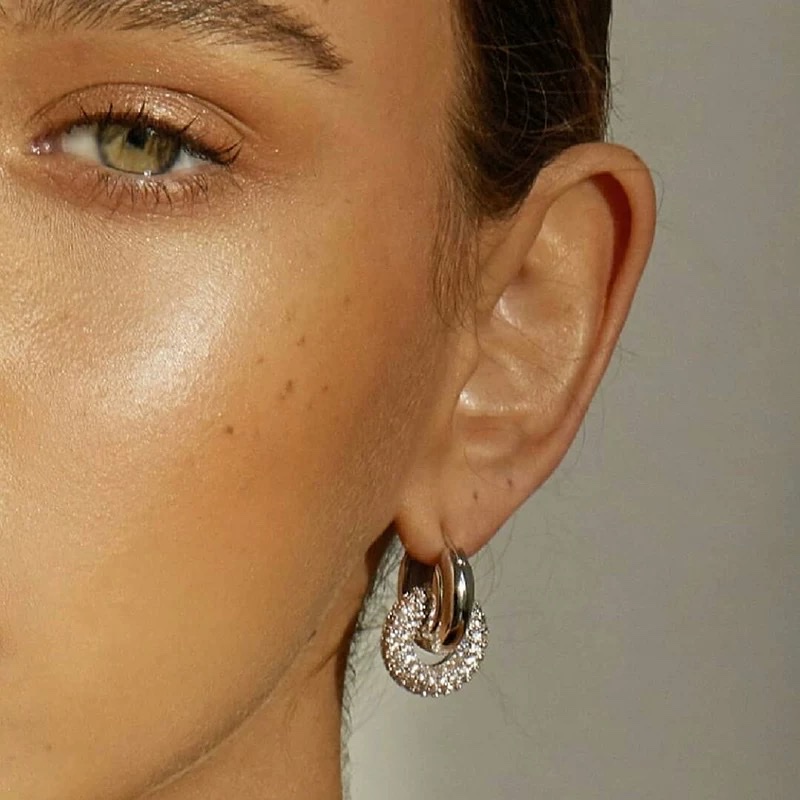 Long earrings for elegant ladies, high-end stud earrings, fashionable accessories for women. Long stud earrings showcase the charm of women, fashionable accessories highlight the grace and style. Long earrings for women, elegant and stylish details Picture