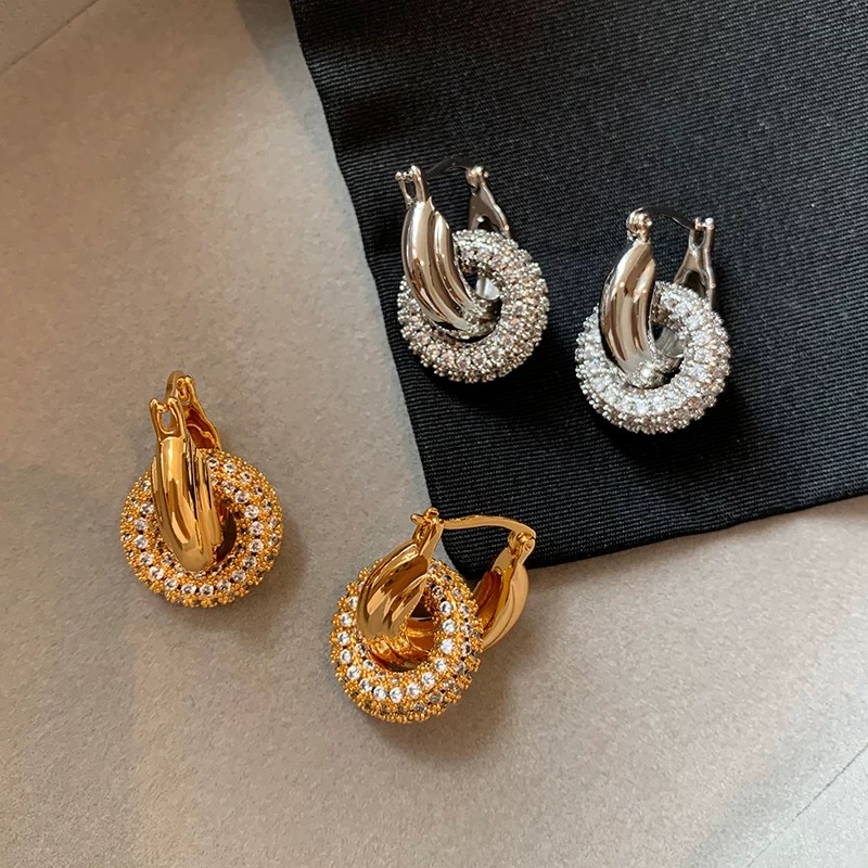 Long earrings for elegant ladies, high-end stud earrings, fashionable accessories for women. Long stud earrings showcase the charm of women, fashionable accessories highlight the grace and style. Long earrings for women, elegant and stylish Application Scenario