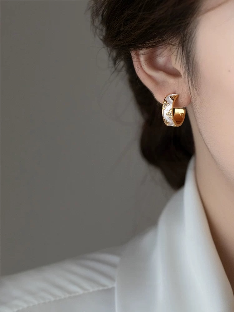 Long earrings for women, elegant style, stud earrings, high-end accessories, long and fashionable stud earrings for women, unique style, elegant design, earrings Application Scenario