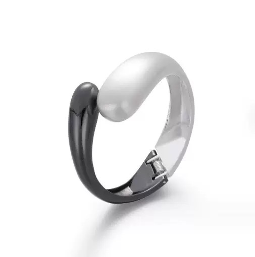 Titanium steel bracelet mixed and matched fashionable smooth bracelet, unique Korean-style ladies' jewelry, exquisite and elegant glass bracelet Application Scenario